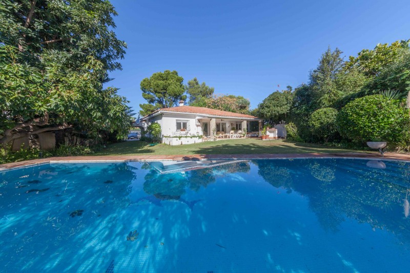 Traditionele 4 slaapkamer 3.5 badkamer villa tussen Marbella en Estepona